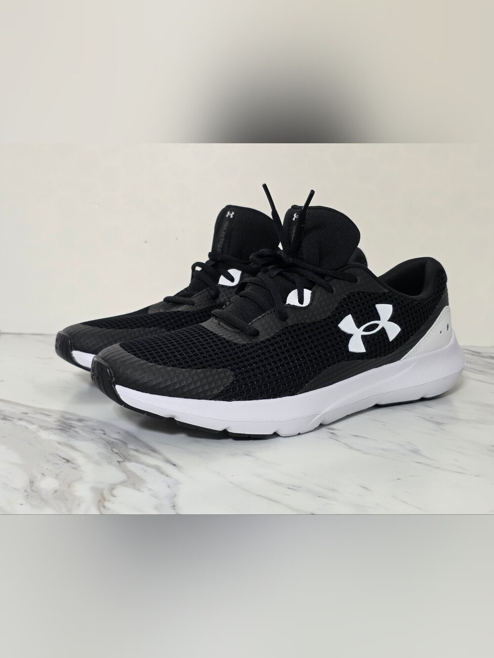 Under Armour Men's Surge Sneaker Black/White Sneaker Size 11